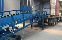 定製(zhi)10噸電(dian)動(dòng)移動(dòng)式(shi)登車(che)橋DCQY10-0.6